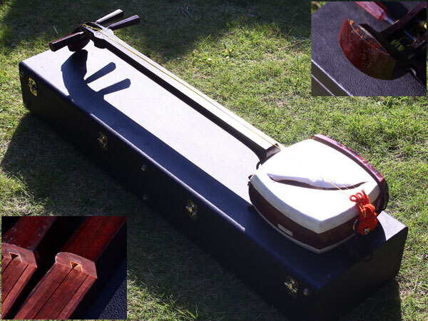 日本美術　紅木　金ホゾ　二本溝　子持綾杉彫　地唄三味線　ケース付　時代和楽器　K1410_画像1
