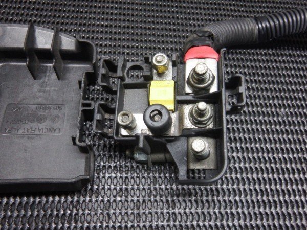 アルファロメオ　ジュリエッタ　940141　バッテリー端子　バッテリーターミナル　プラス側　ヒューズ　＋　No.Y8970_画像3