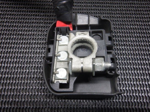 アルファロメオ　ジュリエッタ　940141　バッテリー端子　バッテリーターミナル　プラス側　ヒューズ　＋　No.Y8970_画像2