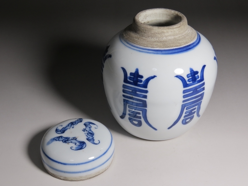 中国の陶器.染め付け釉の茶壺.蓋付き.スレや汚れありますが傷はありません。_画像6