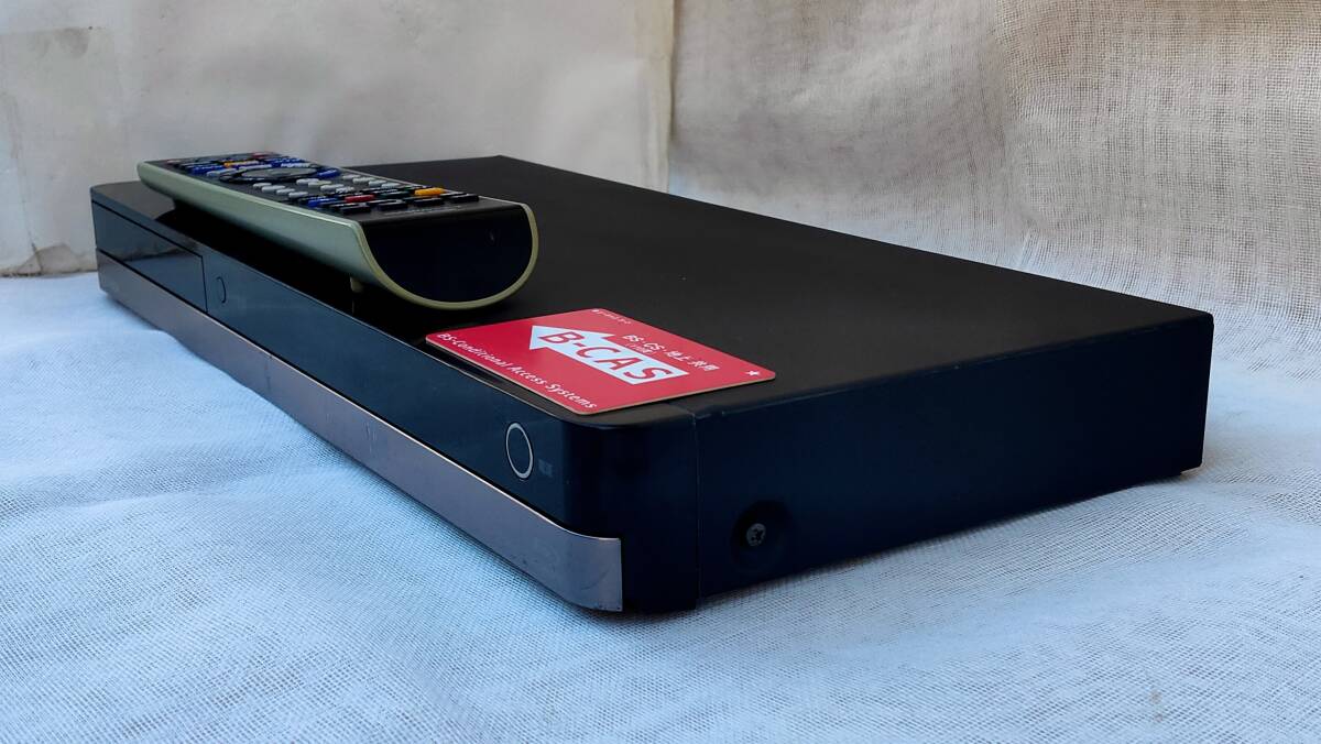 東芝 1TB 3チューナー ブルーレイレコーダー 『DBR-T350』3番組同時録画可能リモコン付き動作品です。_画像1