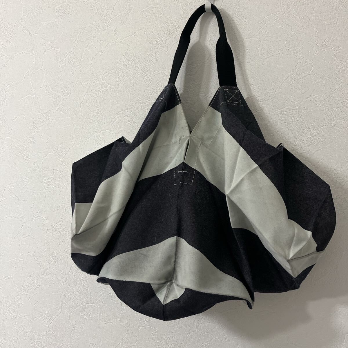 イッセイミヤケ ISSEY MIYAKE ボーダー ハンドバッグ 個性派 変形デザイン モノトーン バッグ_画像2