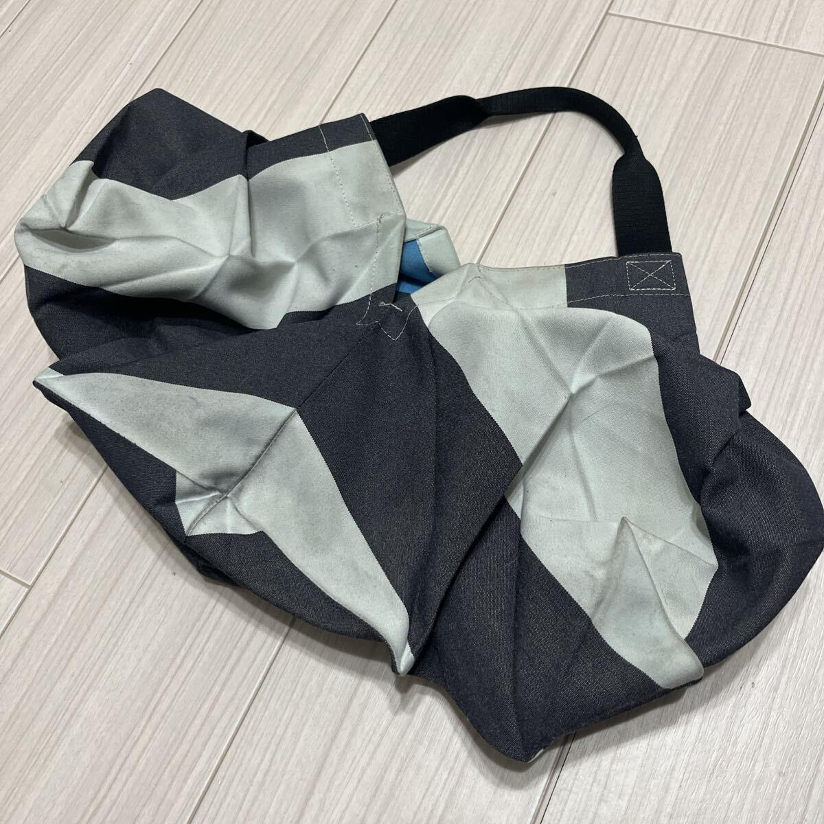 イッセイミヤケ ISSEY MIYAKE ボーダー ハンドバッグ 個性派 変形デザイン モノトーン バッグ_画像3