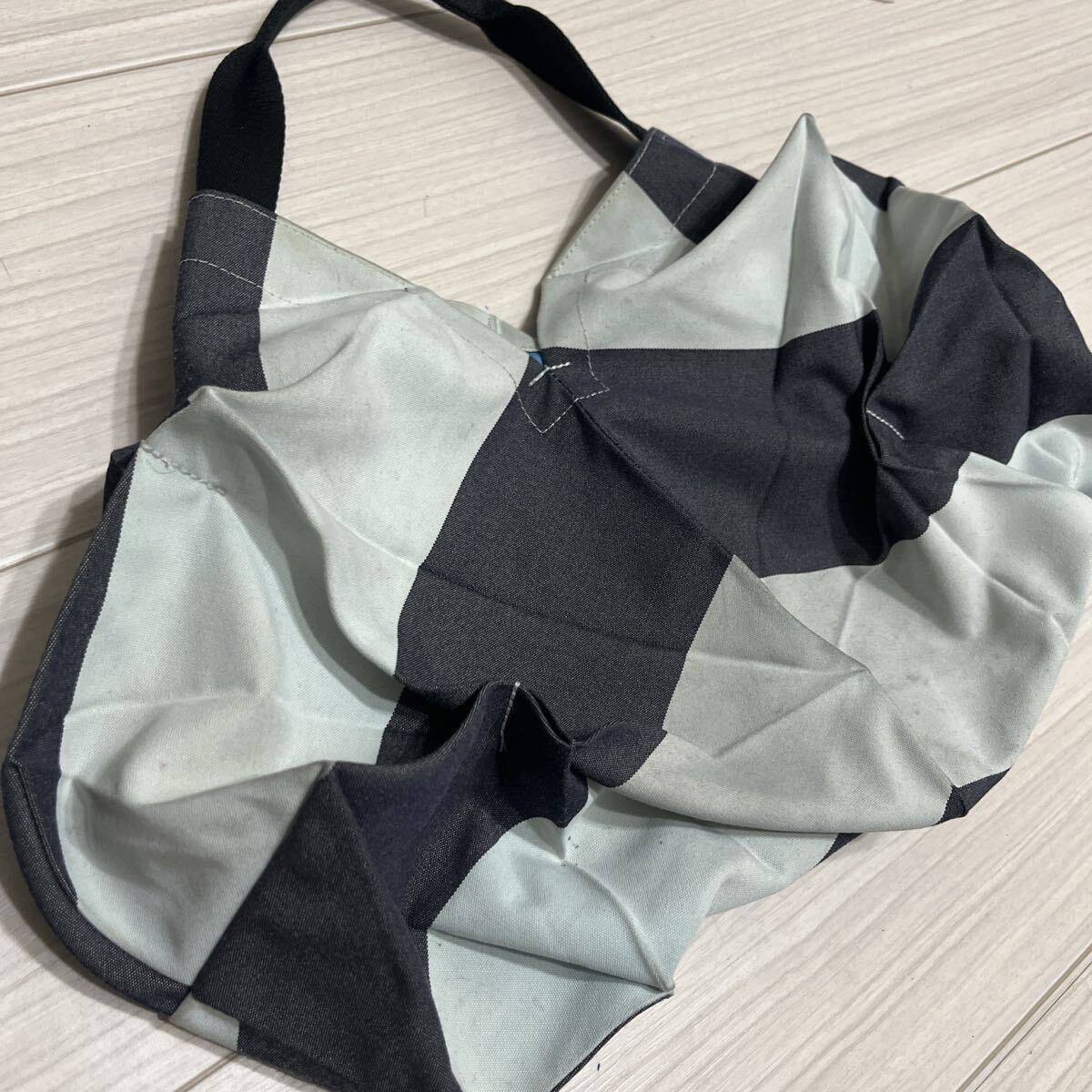 イッセイミヤケ ISSEY MIYAKE ボーダー ハンドバッグ 個性派 変形デザイン モノトーン バッグ_画像4