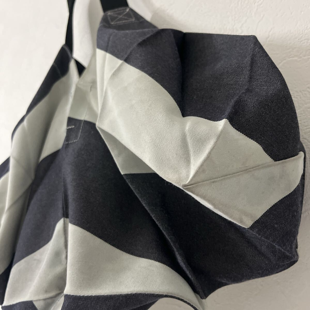 イッセイミヤケ ISSEY MIYAKE ボーダー ハンドバッグ 個性派 変形デザイン モノトーン バッグ_画像5