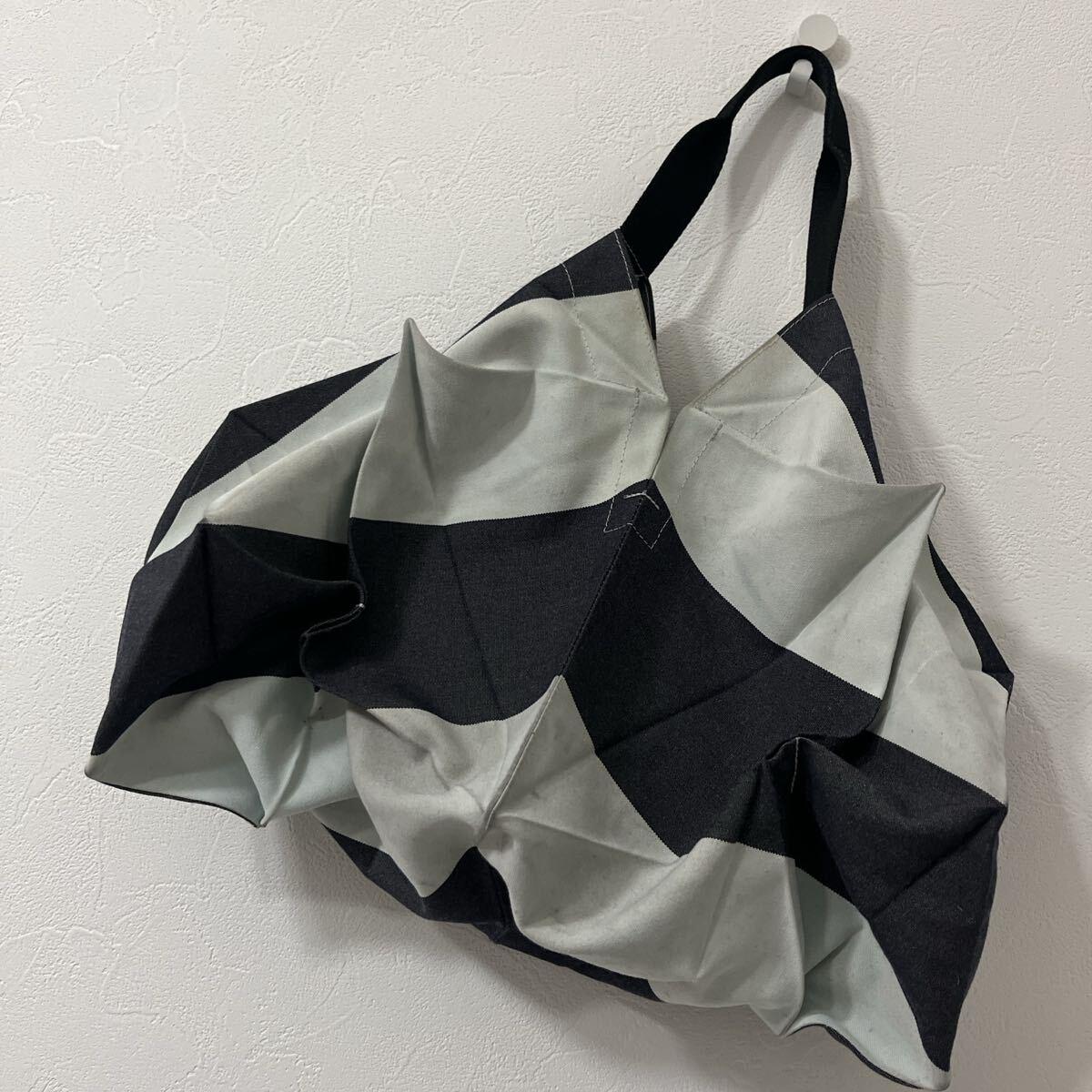イッセイミヤケ ISSEY MIYAKE ボーダー ハンドバッグ 個性派 変形デザイン モノトーン バッグ_画像9
