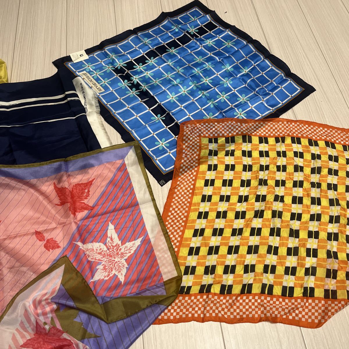 ブランドスカーフ シルクスカーフ ハンカチ まとめ売り イヴ・サンローラン セリーヌ CELINE 大判スカーフ お得 大量 日本製 タグ付きあり_画像9