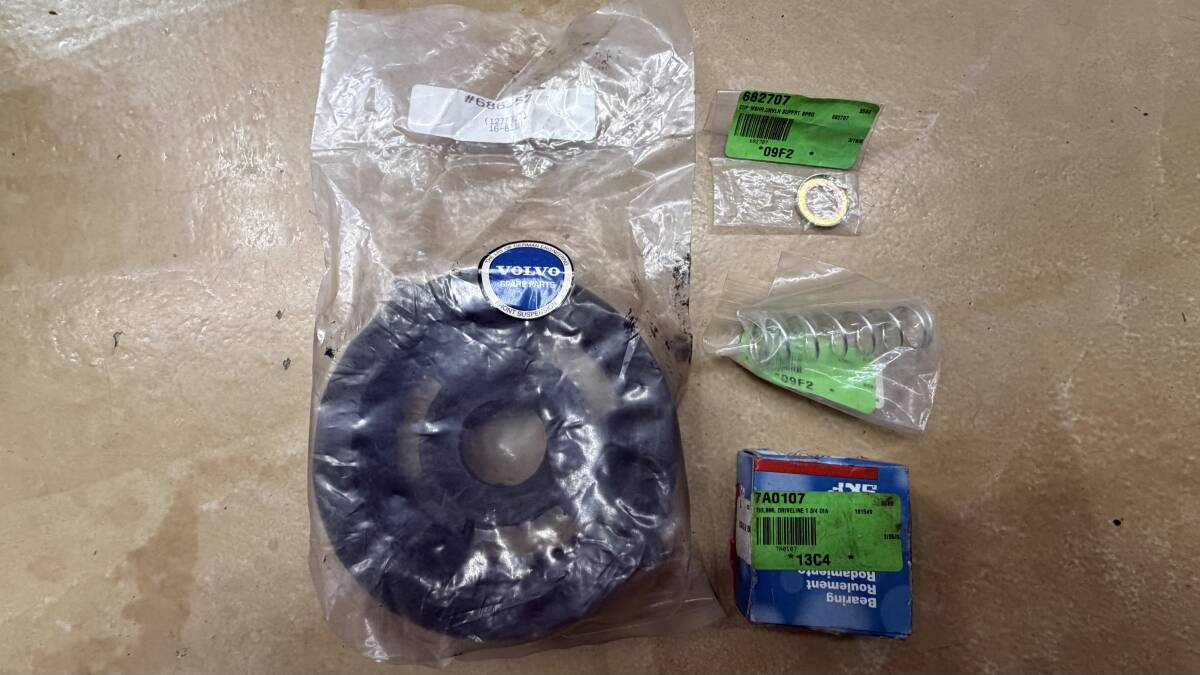 ボルボ 140 144 145 244 245 P1800 等 ドライブシャフトサポート ベアリング スプリング セット VOLVO 181549, 682707,683537, 686352_画像1