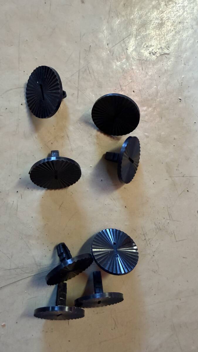 ボルボ 240 純正 ダッシュボード 下カバー プラグ 1247572 新品未使用 デッドストック 8個セット_画像2