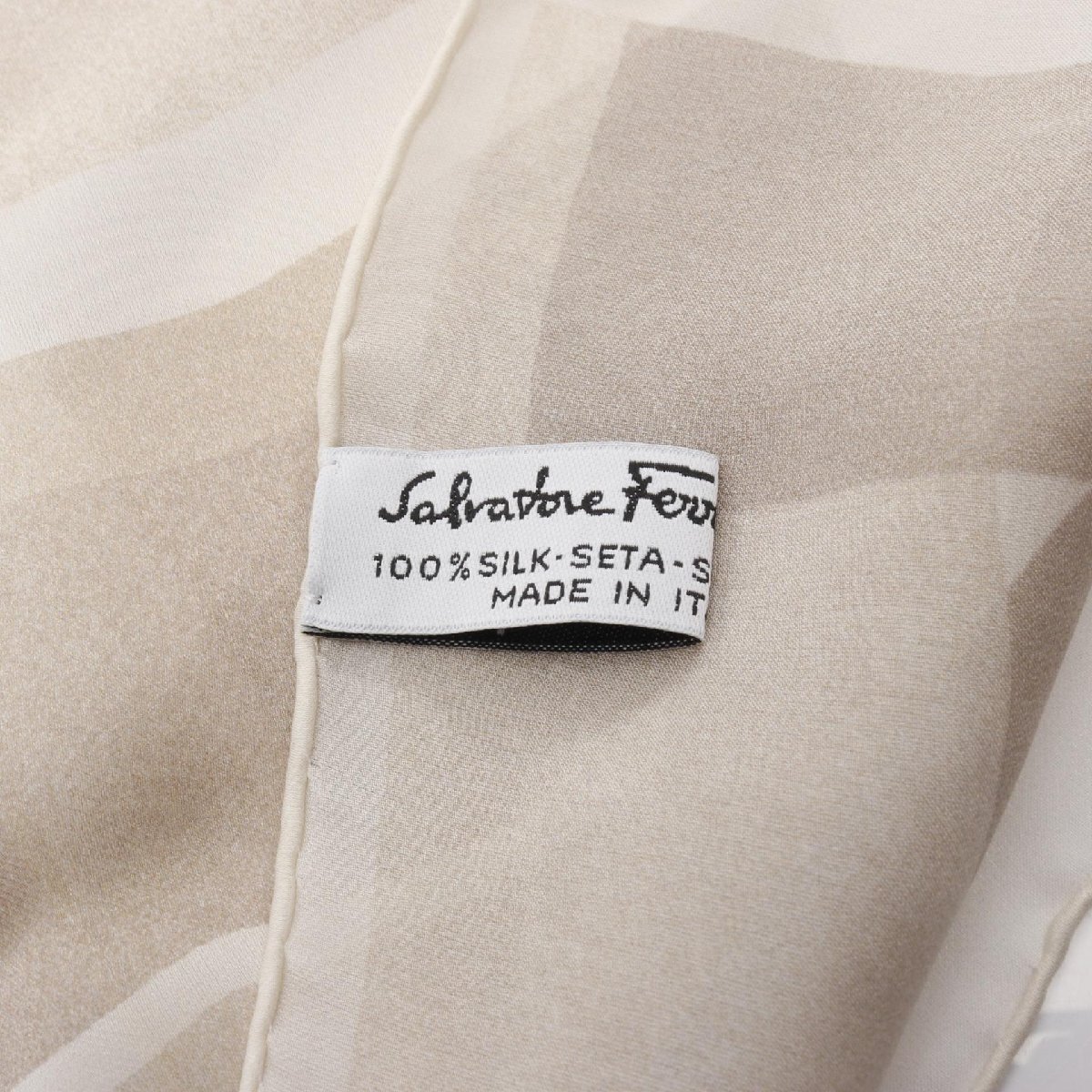 Salvatore Ferragamo gun chi-ni бренд off Salvatore Ferragamo шелк шарф б/у женский