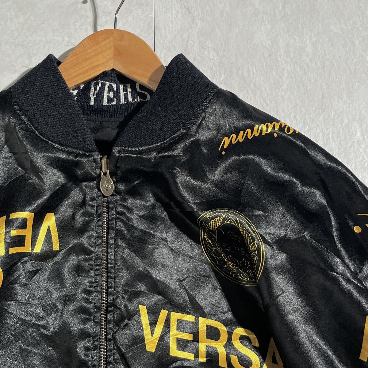 XXL/美品 ●VERSACE【存在感抜群/ロゴ総柄】ヴェルサーチ メンズ ●リバーシブル ジャケット ブルゾン メドゥーサ ブラック ゴールド 3L_画像2