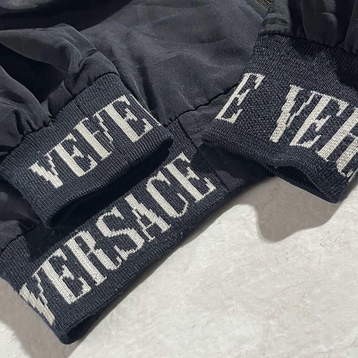 XXL/美品 ●VERSACE【存在感抜群/ロゴ総柄】ヴェルサーチ メンズ ●リバーシブル ジャケット ブルゾン メドゥーサ ブラック ゴールド 3L_画像9