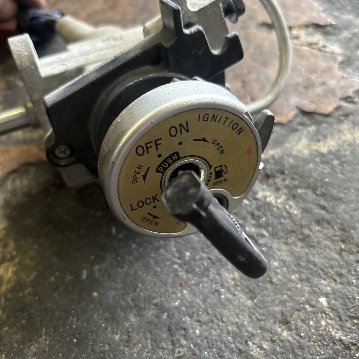 ヤマハ YAMAHA シグナスX 2型 台湾 キーシリンダー ガソリンタンク蓋　A52_画像3