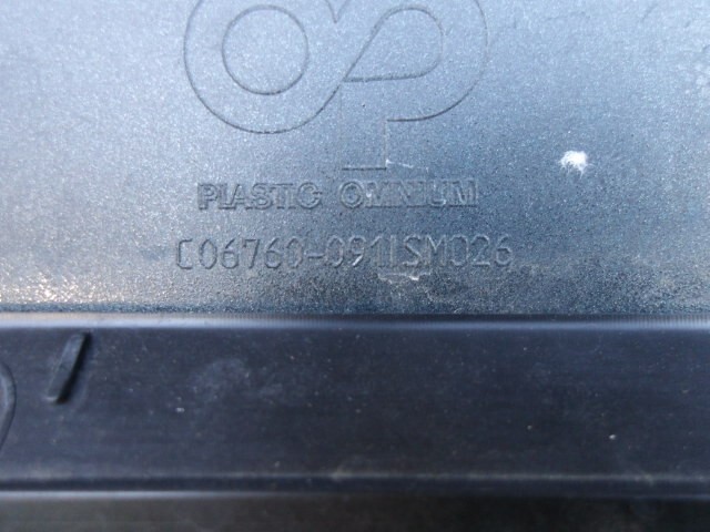 プジョー ３００８／Ｐ８４系　フロント上下カバーのみ　センサー穴6ヶ有　No.056499【裏刻印No.：C06760-091ISM026】_画像9