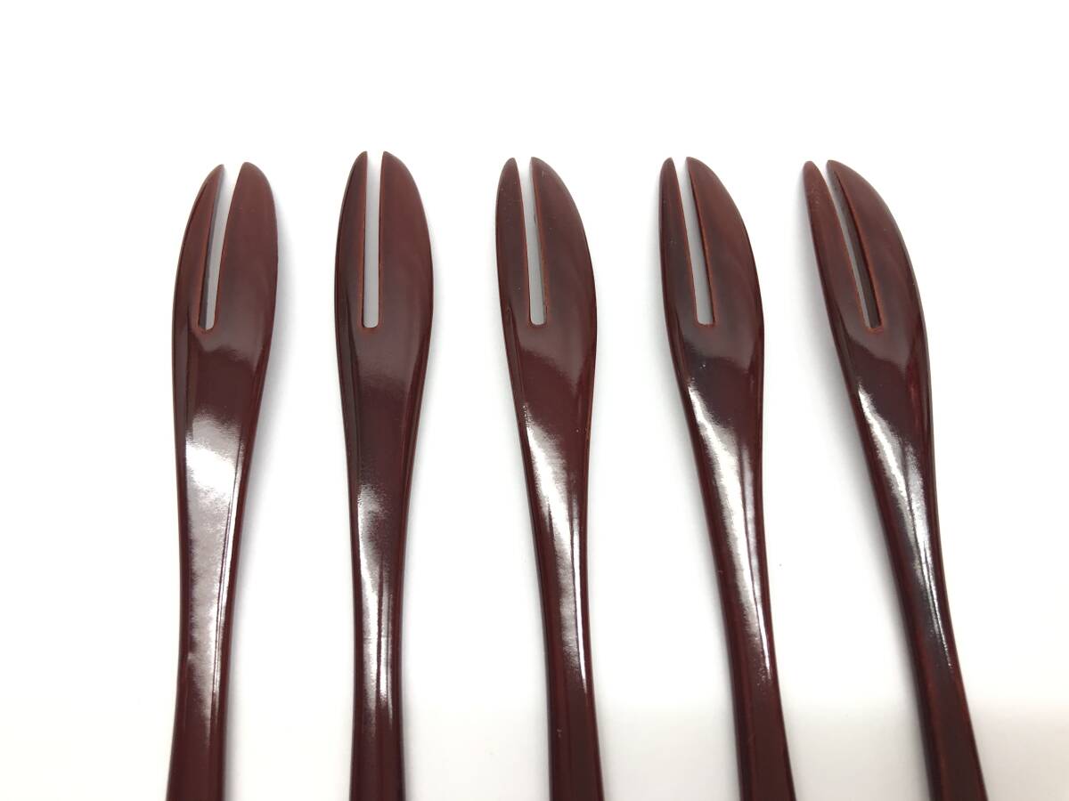 美品 ほぼ未使用 菓子楊枝 菓子フォーク ヒメフォーク 5本セット 漆器 金彩松葉 和食器 カトラリー 全長13㎝_画像5