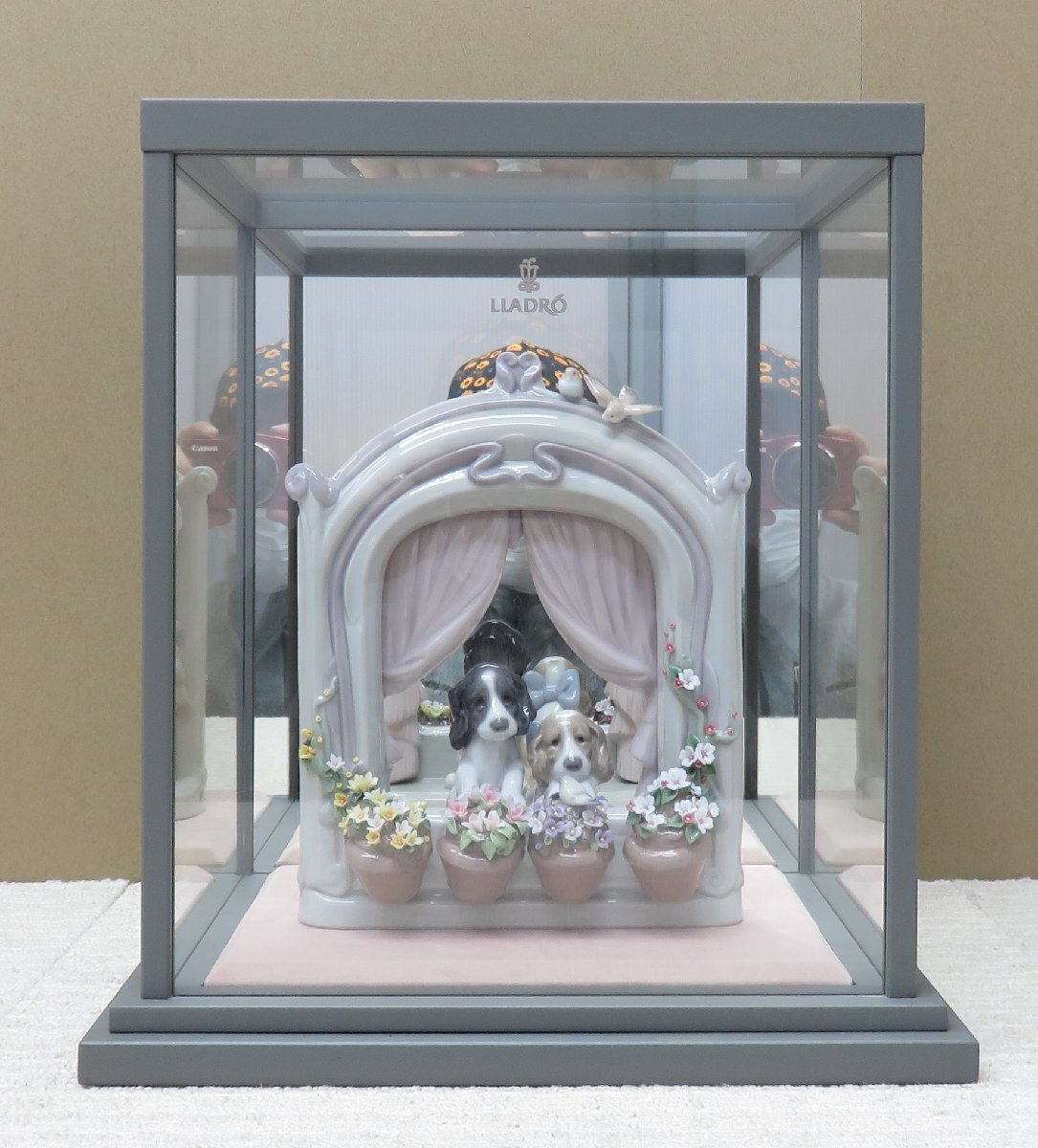 中古 LLADRO リヤドロ 可愛いながめ 6502 ガラスケース フィギュリン 陶器 陶芸 工芸品 西洋陶磁 インテリア 置物 オブジェ 犬 子犬 鳥 花_画像1