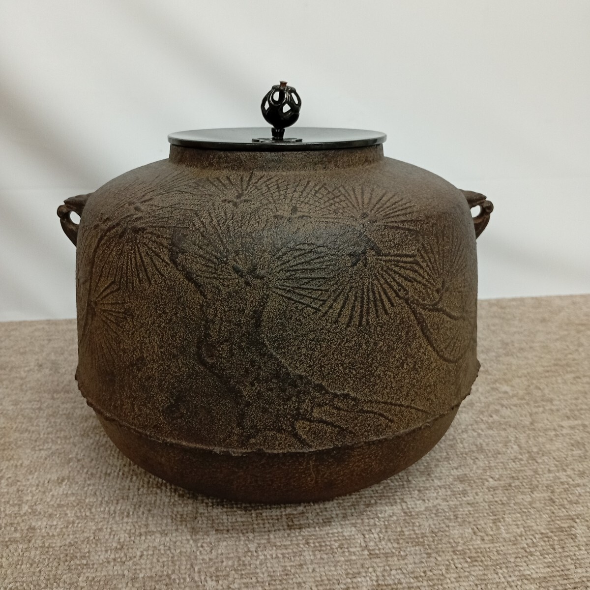 usB-859 釜師 菊池政光 作 松地紋 尻張釜 茶道具 炉釜 茶釜 現状品 保管品_画像2