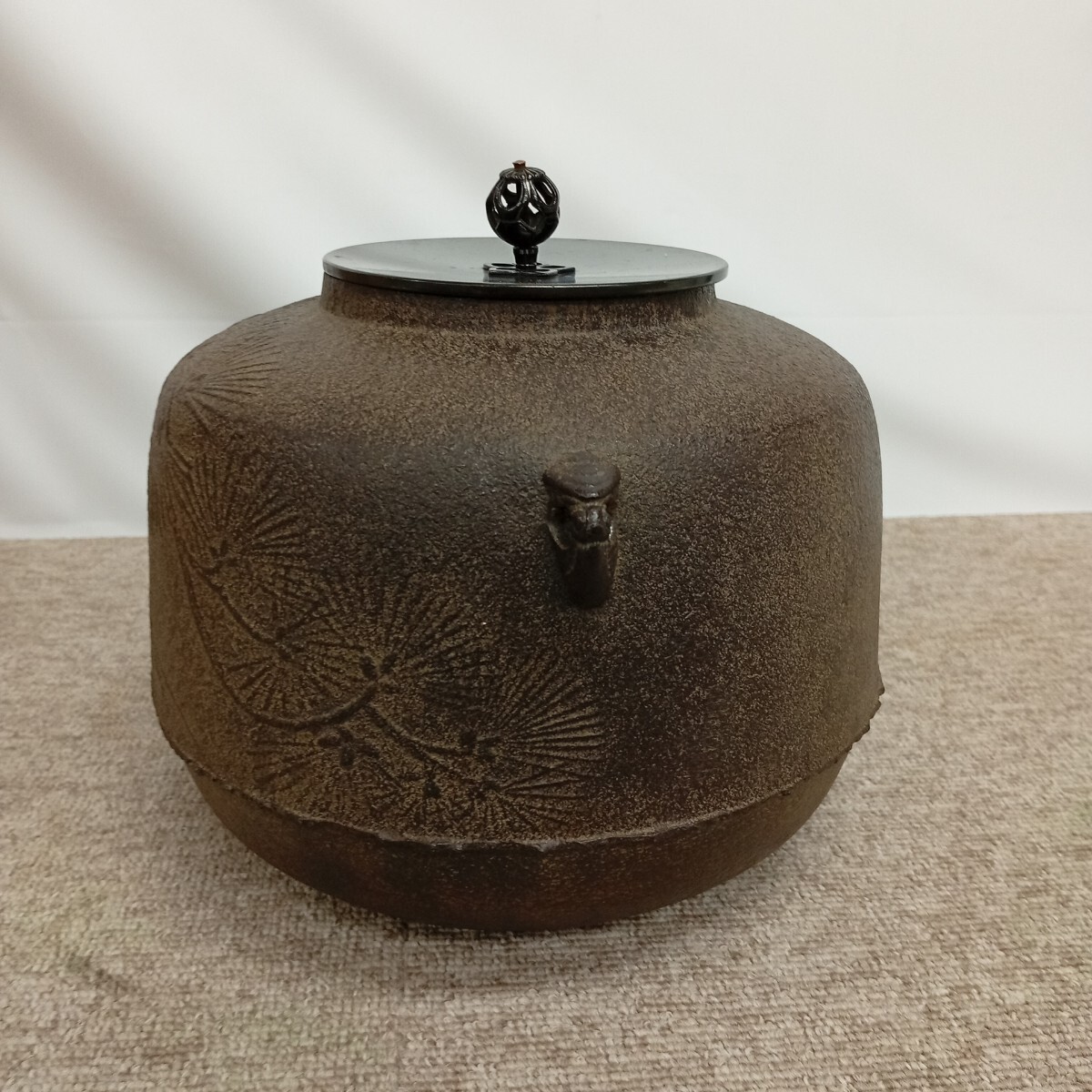 usB-859 釜師 菊池政光 作 松地紋 尻張釜 茶道具 炉釜 茶釜 現状品 保管品_画像3