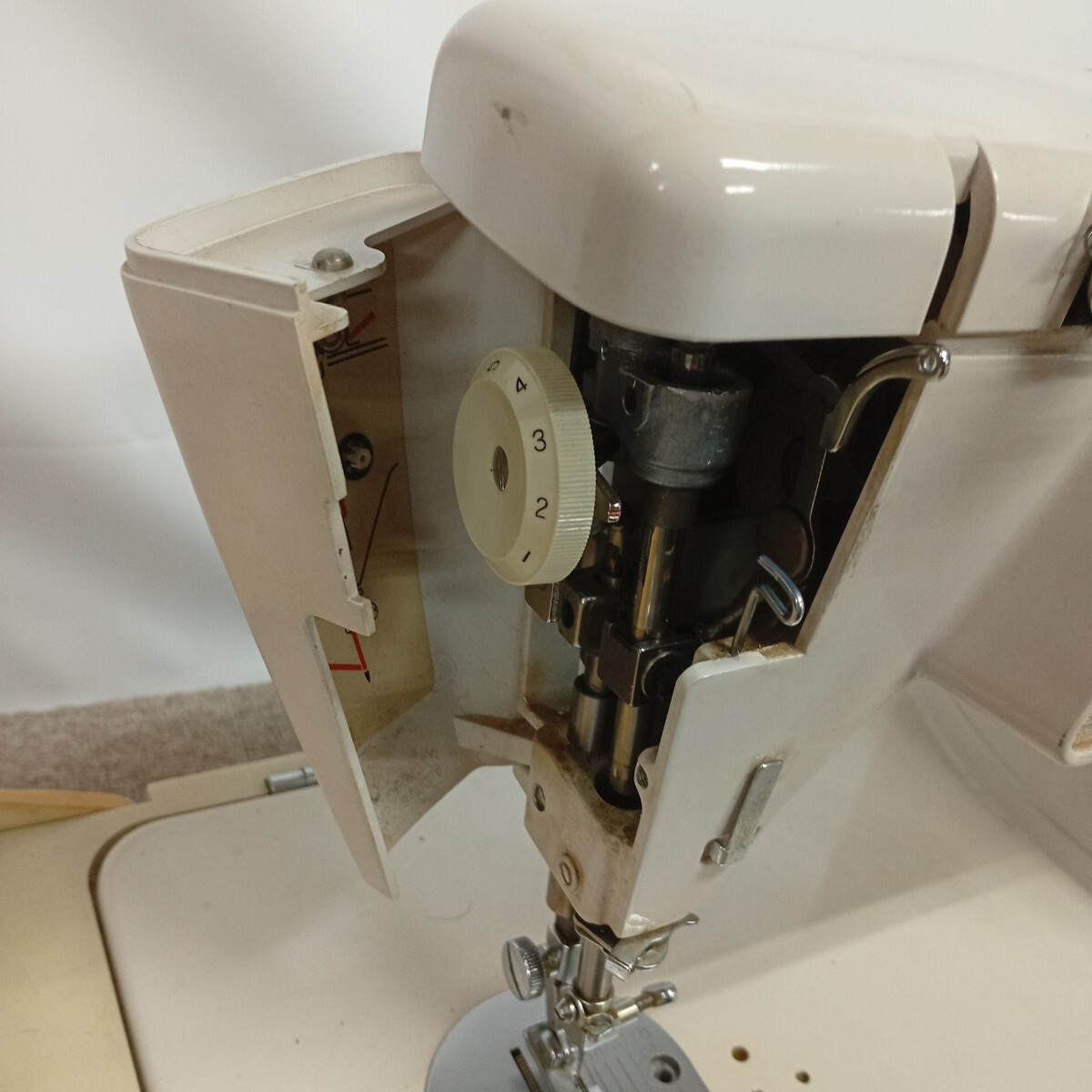 usB-890 SINGER シンガー ミシン DELUXE MODEL 690U マジックボビン 手工芸 手芸 裁縫 アンティークミシン ジャンク 動作未確認_画像6