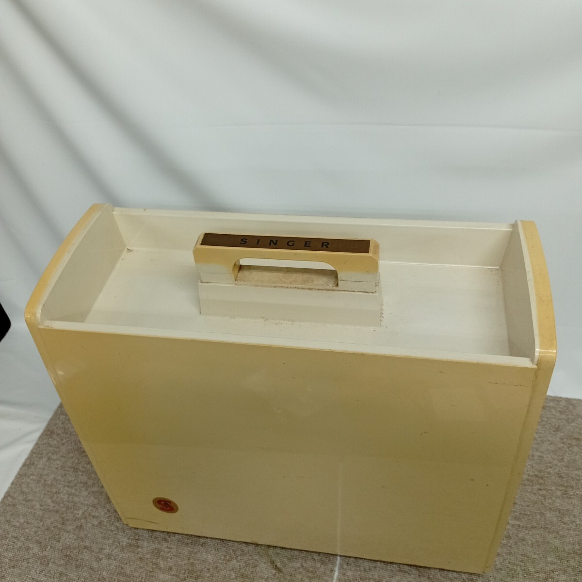 usB-890 SINGER シンガー ミシン DELUXE MODEL 690U マジックボビン 手工芸 手芸 裁縫 アンティークミシン ジャンク 動作未確認_画像8