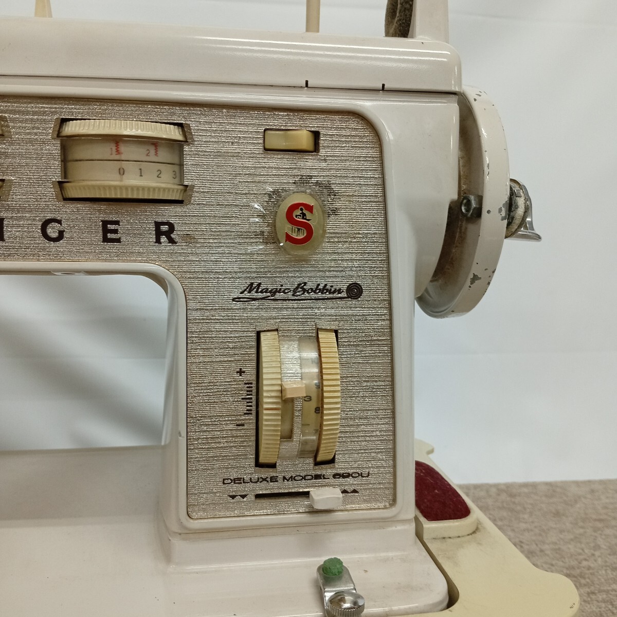 usB-890 SINGER シンガー ミシン DELUXE MODEL 690U マジックボビン 手工芸 手芸 裁縫 アンティークミシン ジャンク 動作未確認_画像10