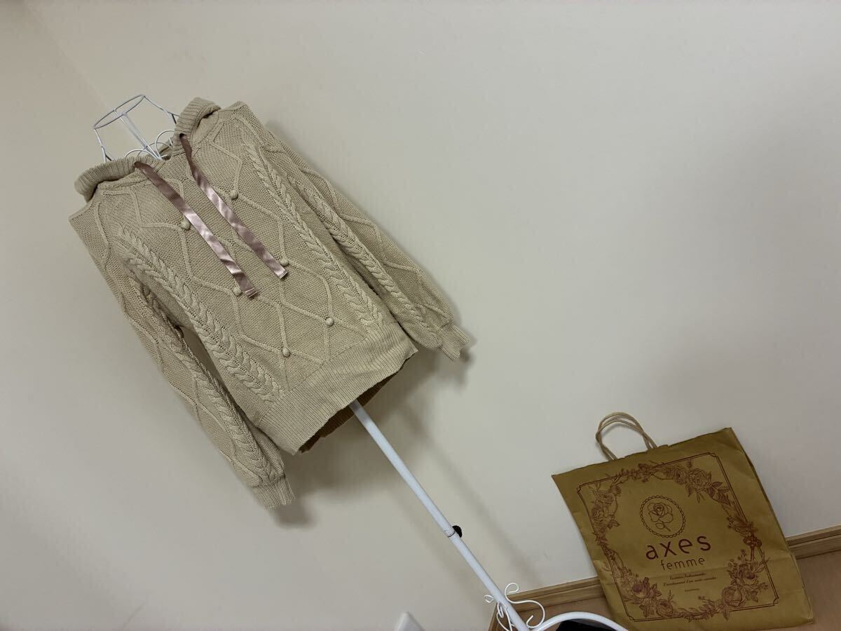 アクシーズファム☆ケーブル編みニットパーカー、ポンポン飾りニットプルパーカートップス☆used _画像1