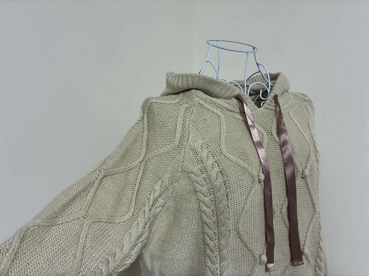 アクシーズファム☆ケーブル編みニットパーカー、ポンポン飾りニットプルパーカートップス☆used _画像4