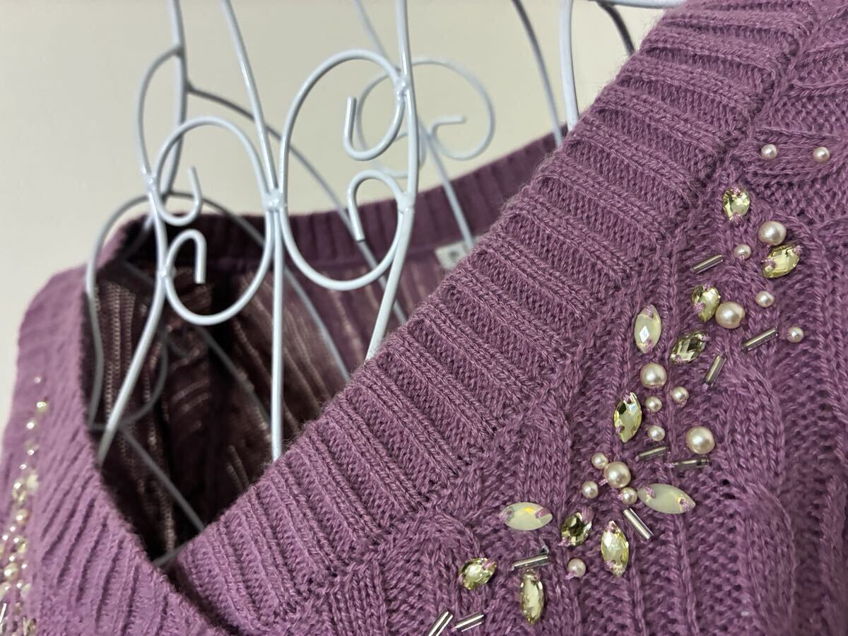 アクシーズファム☆フェイクパール.ビジュー.ビーズ飾りケーブル編みニットトップス、Vネックセーター☆used _画像3