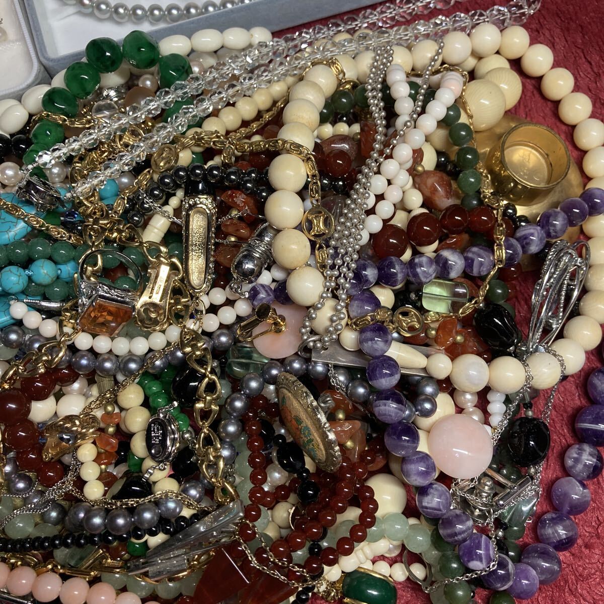 約2キロ アクセサリーまとめ リング ネックレス イヤリング ブローチ 真珠 パール 本真珠 天然石 ブランド他 大量アクセサリー_画像6