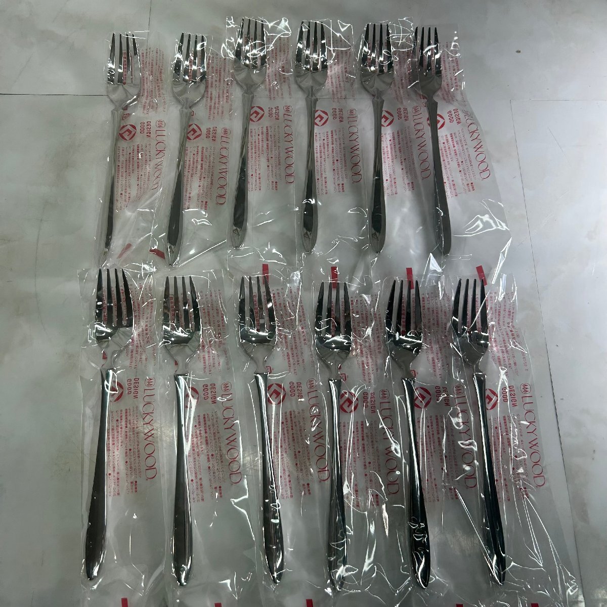 ♪M♪ 【ランダム出品】 LUCKY WOOD 飲食用金属洋食器 フォーク 1ダース 12本 日本製 カトラリー類 まとめ売り 新品 ♪A-251026_画像1