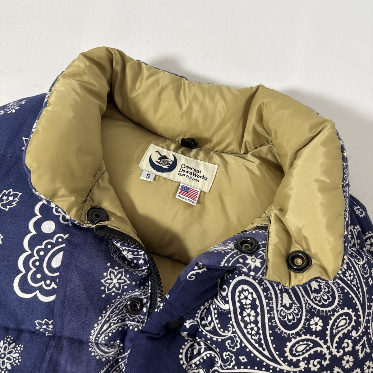 新品同様 アメリカ 製 クレセント ダウン ワークス バンダナ 柄 ダウン ベスト S crescent down works down vest bandanna USA _画像4