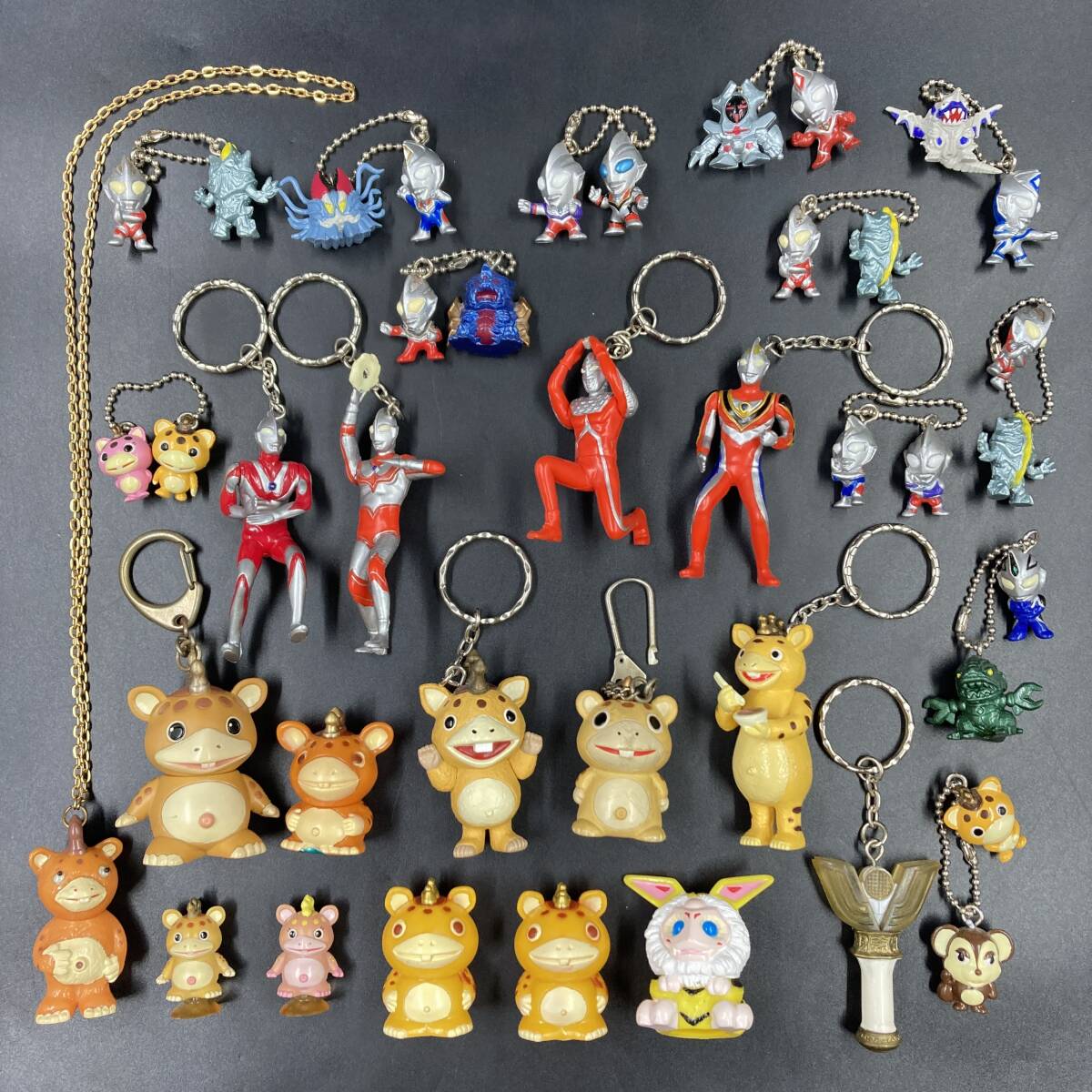 SUS512 コンビニ愛テム 円谷キャラクター アクションキーホルダー ブースカ ほか ウルトラマン など フィギュア まとめて ジャンク _画像1