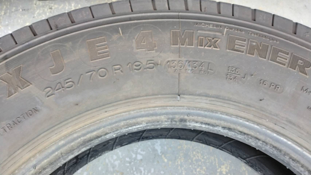 ミシュラン スタッドレス タイヤ 245/70R19.5 2022年製 2本 MICHELIN 溝約9mm_画像7