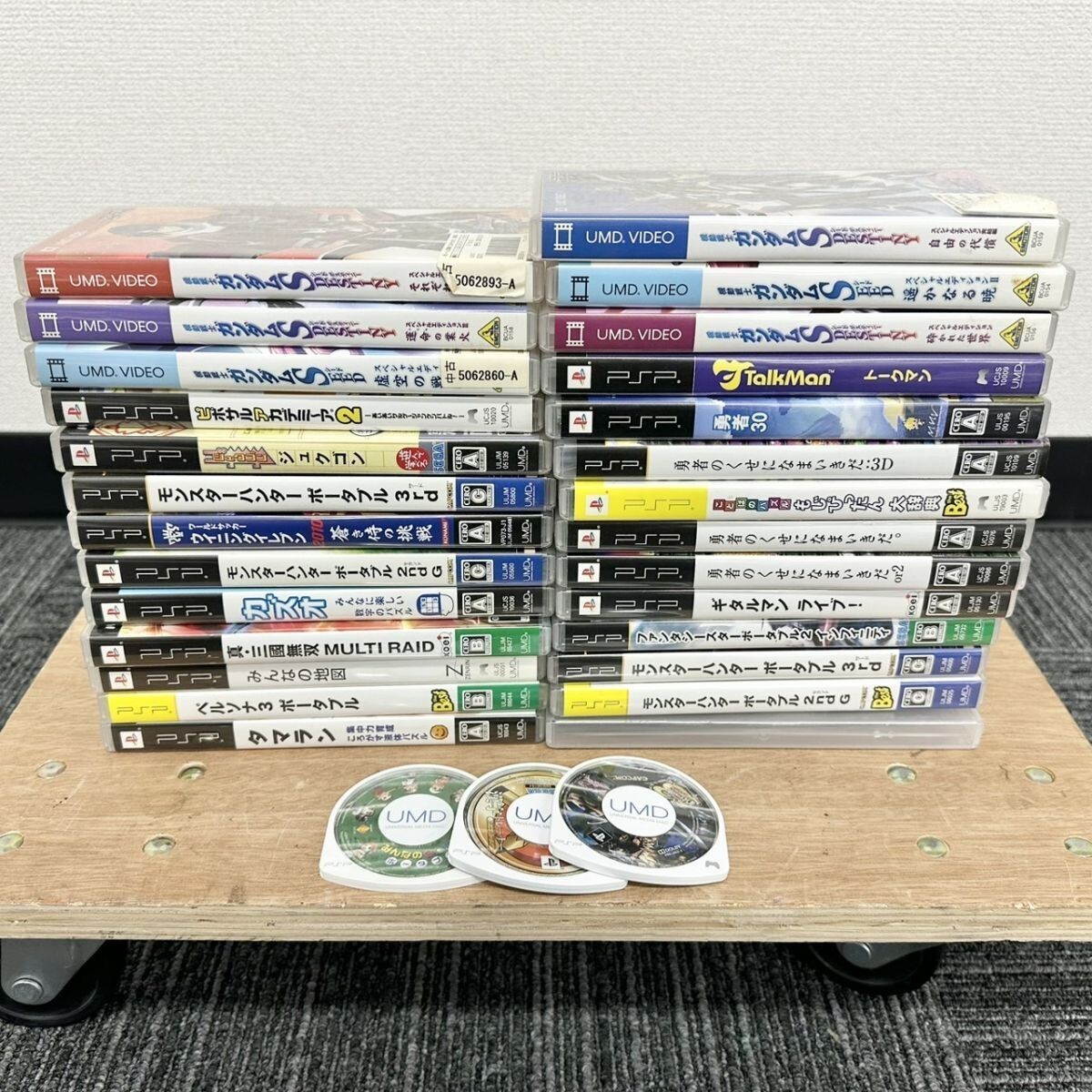 H062-■ SONY ソニー PSP ソフト30本セット 勇者30/モンハン/カズオ/ペルソナ/タマラン/みんゴル/他 IJ_画像1