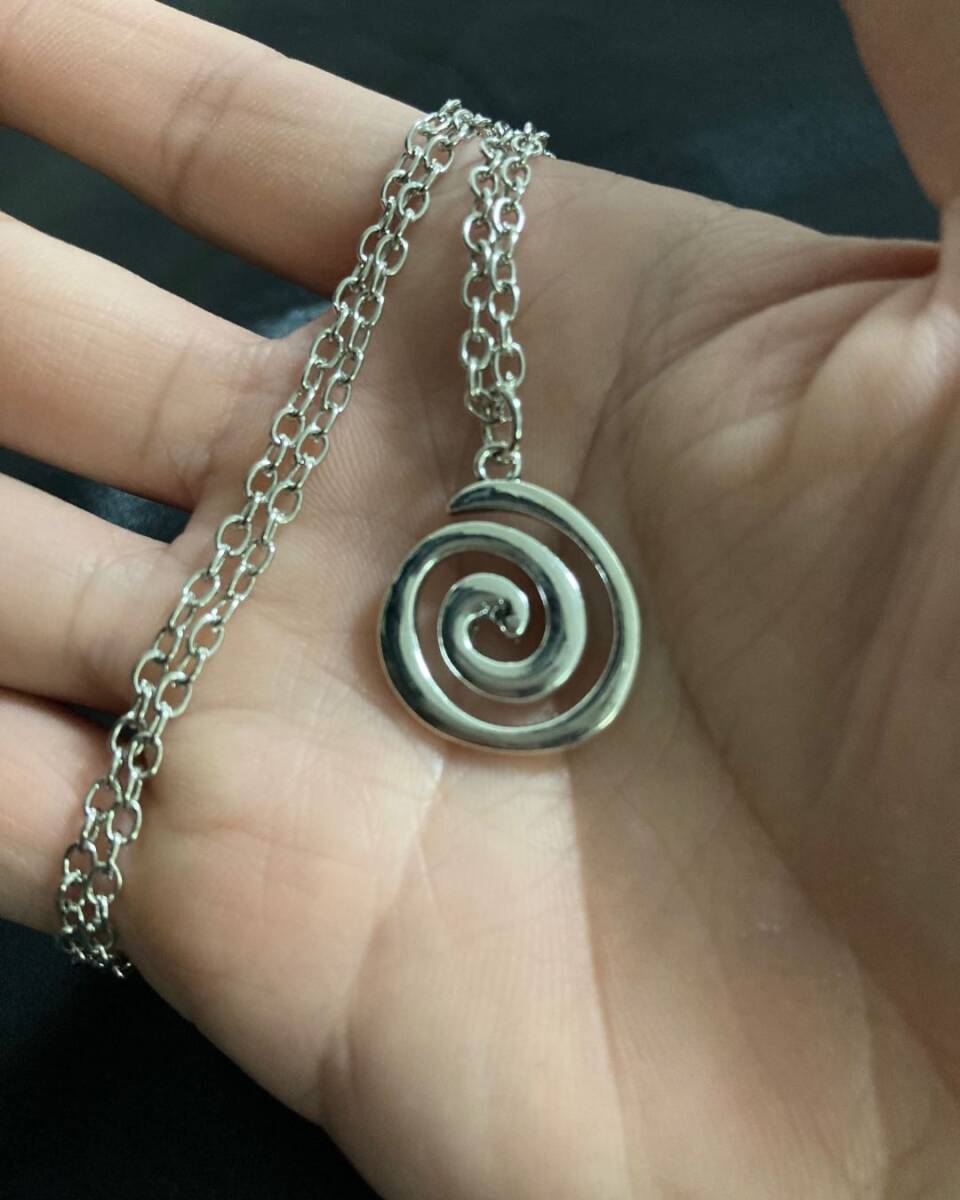 シルバー スパイラル ネックレス 高級感 モードデザイン アートモチーフ メンズ レディース　渦巻　個性派 ユニセックス 新品 未使用_画像7