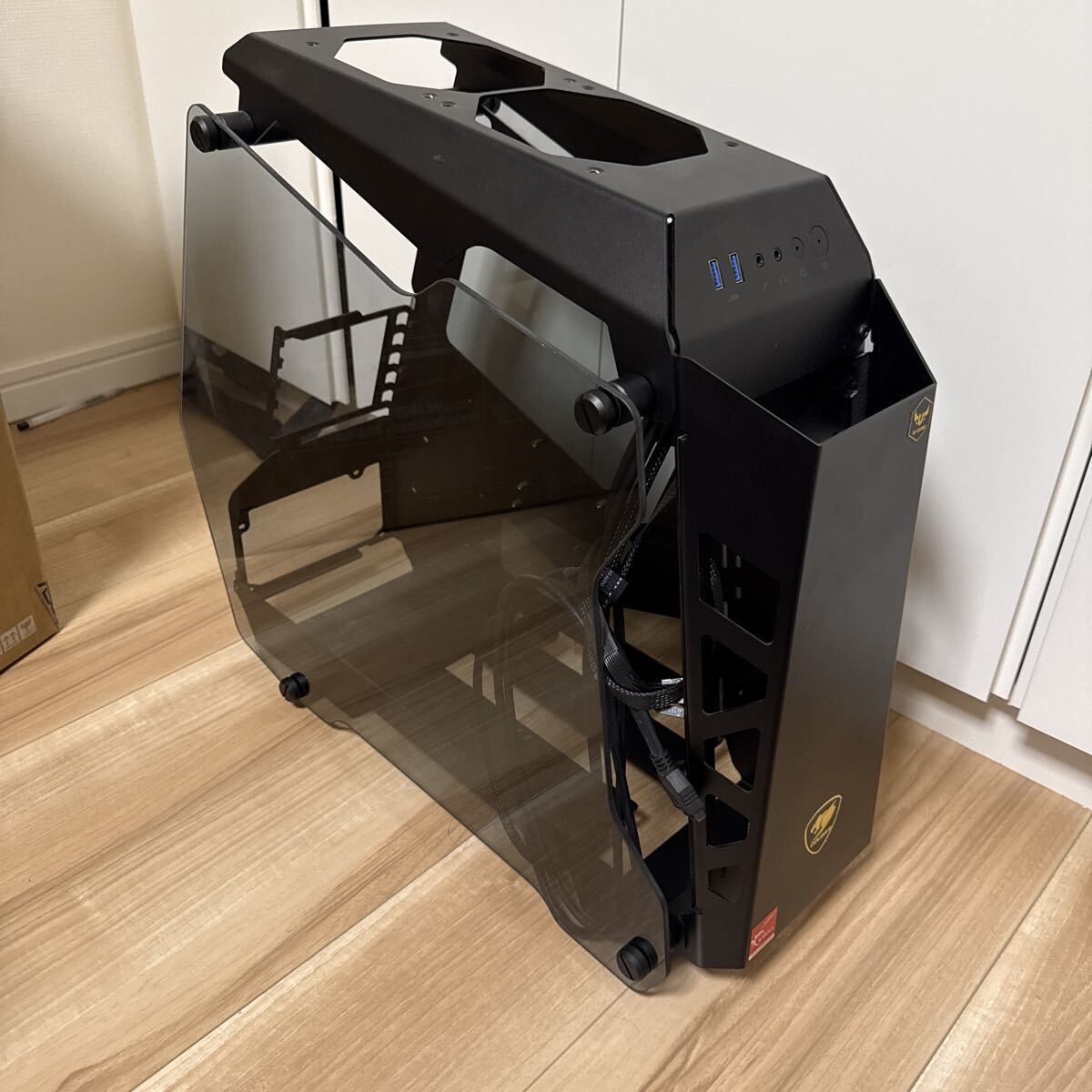 送料込 中古 COUGAR PCケース CONQUER ESSENCE オープンフレームデザイン 強化ガラスカバー採用【国内正規品】ブラック_画像1