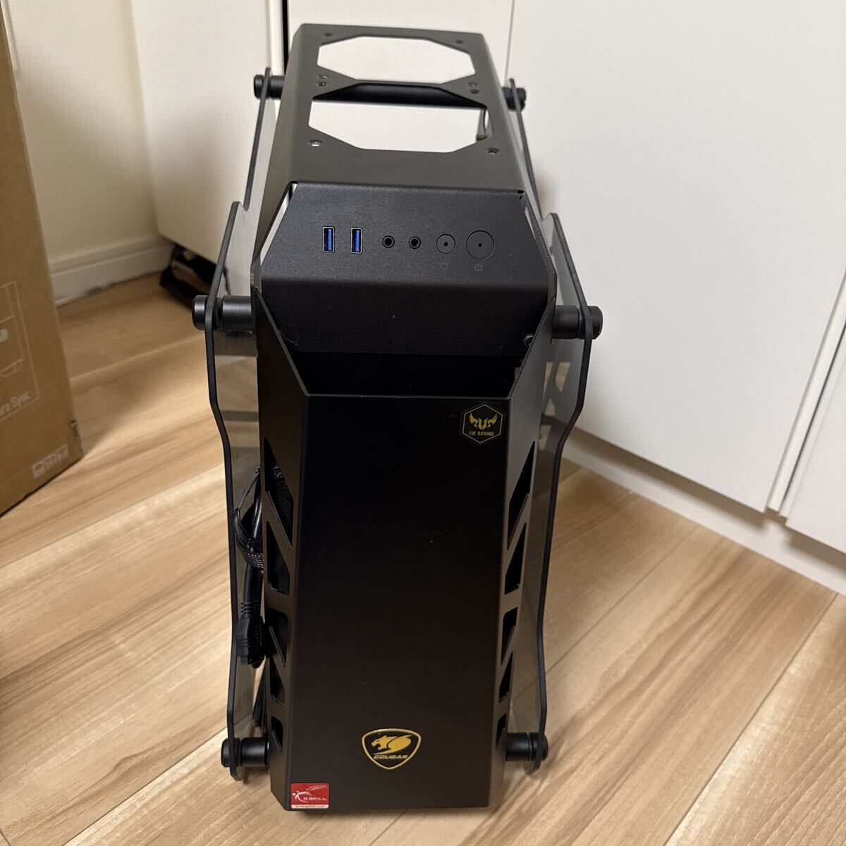 送料込 中古 COUGAR PCケース CONQUER ESSENCE オープンフレームデザイン 強化ガラスカバー採用【国内正規品】ブラック_画像2