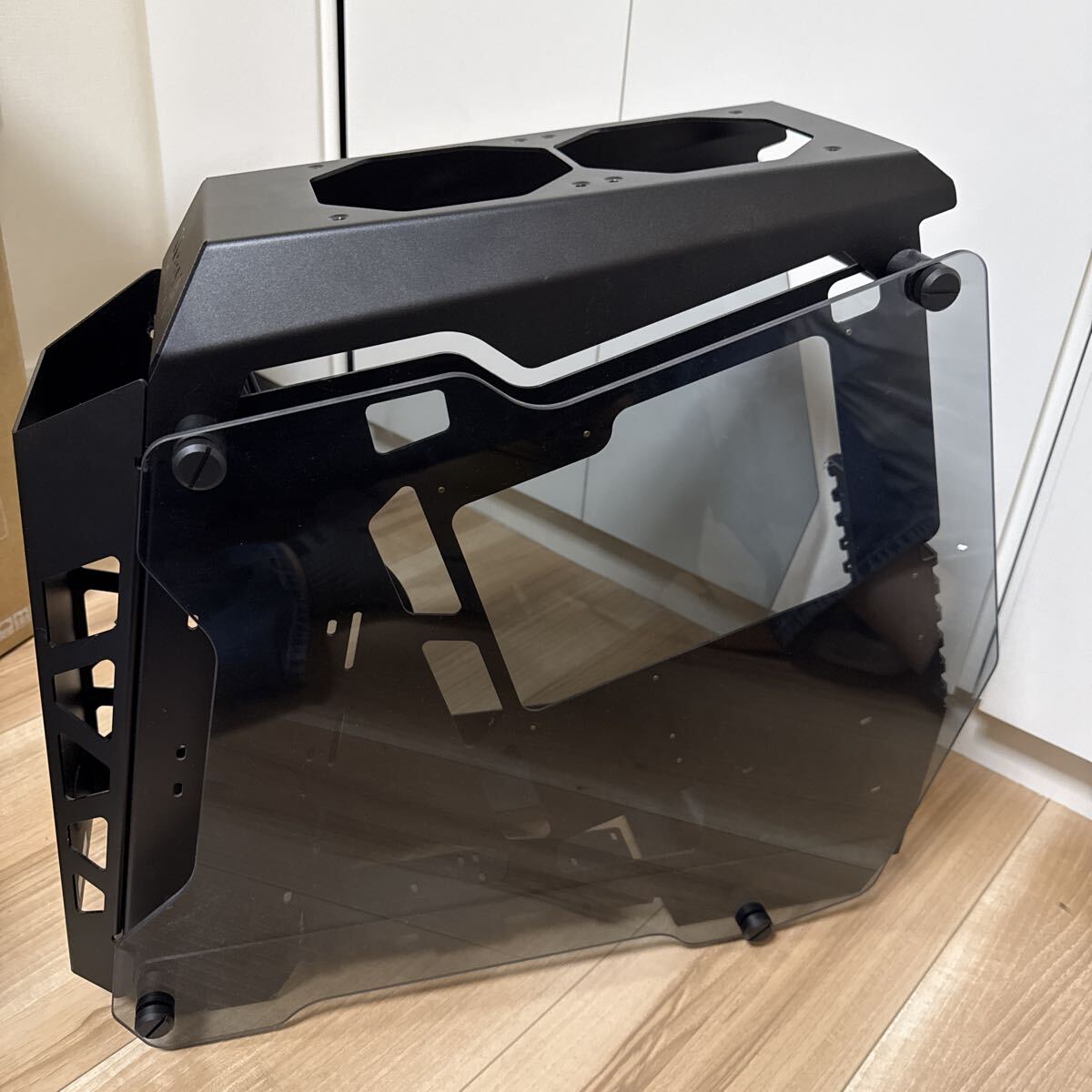 送料込 中古 COUGAR PCケース CONQUER ESSENCE オープンフレームデザイン 強化ガラスカバー採用【国内正規品】ブラック_画像3