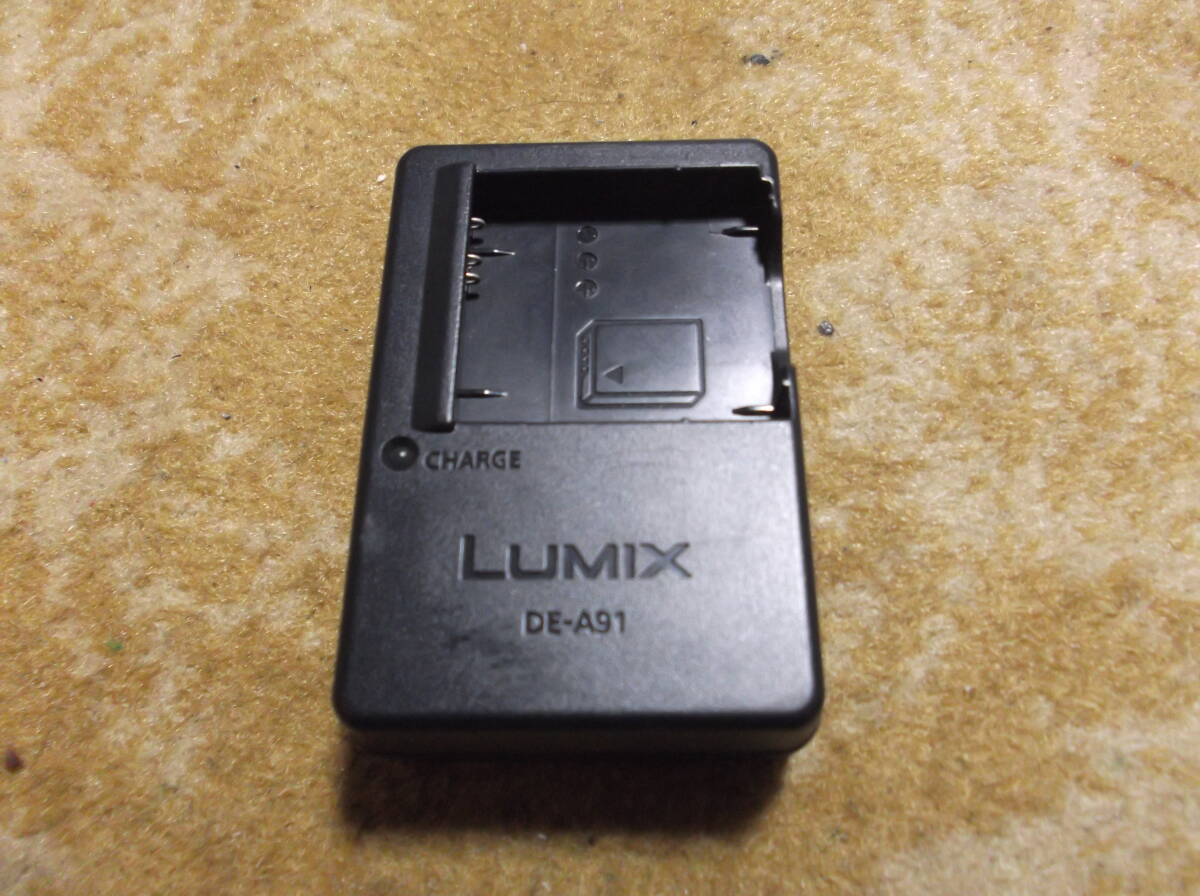 ●Panasonic LUMIX 充電器 バッテリーチャージャー DE-A91A●_画像1