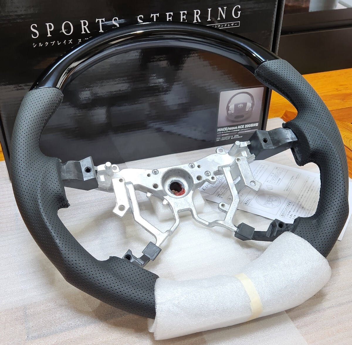 シルクブレイズ│スポーツ ステアリング│200 ハイエース 4型 5型 6型 7型｜ H25/12～現行│ピアノブラック｜ガングリップ｜SB-ST-187_画像2