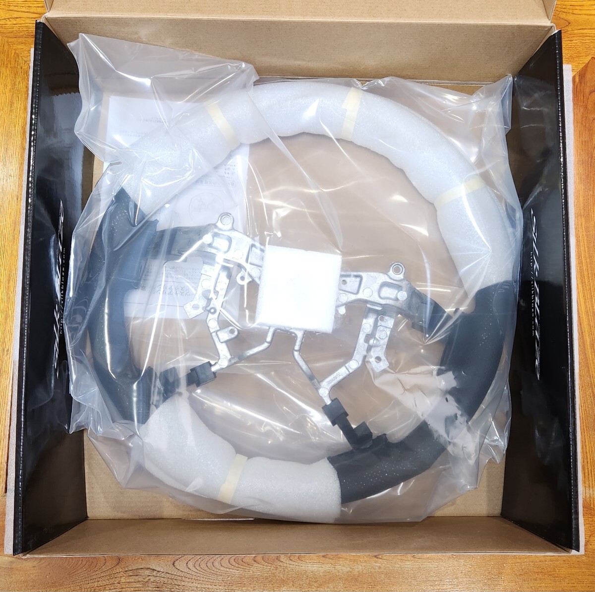 シルクブレイズ│スポーツ ステアリング│200 ハイエース 4型 5型 6型 7型｜ H25/12～現行│ピアノブラック｜ガングリップ｜SB-ST-187_画像8