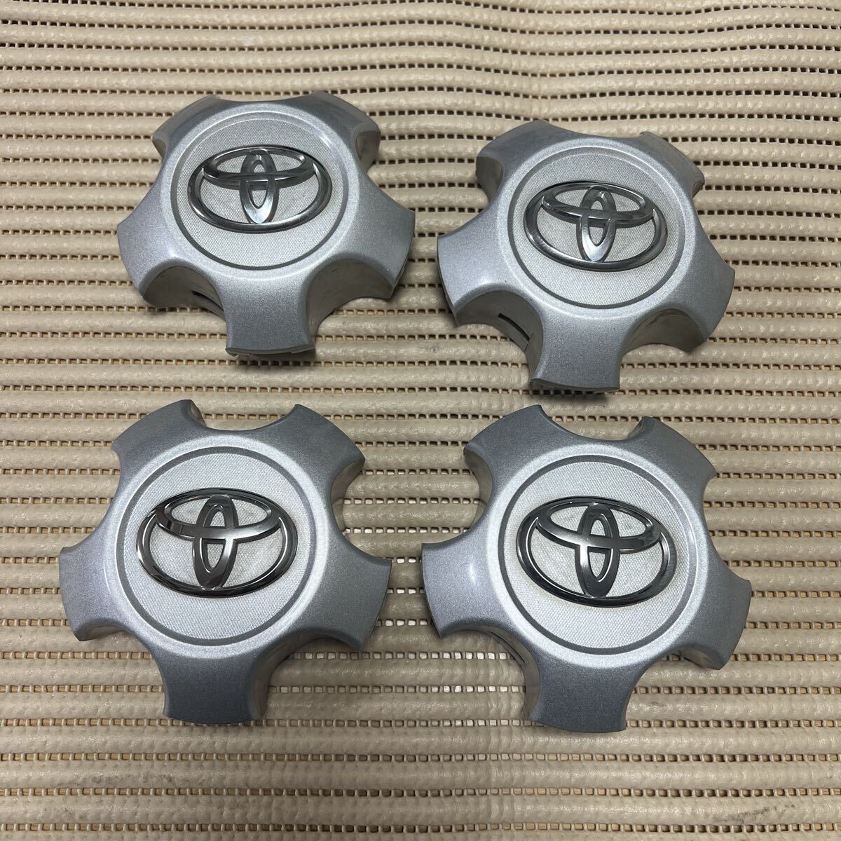 トヨタ TOYOTA センターキャップ ヴァンガード RAV4 _画像1