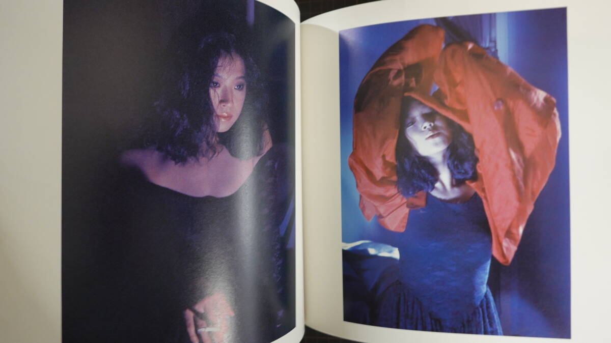 6197中森明菜写真集 ビジュアルブック「CROSS MY PALM クロスマイパーム」 ケース付き 帯付き_画像4