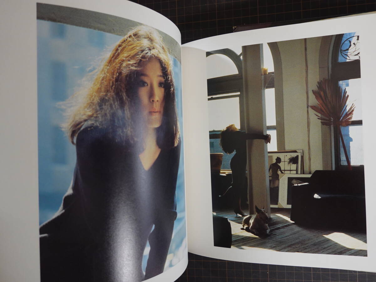 6197中森明菜写真集 ビジュアルブック「CROSS MY PALM クロスマイパーム」 ケース付き 帯付き_画像5