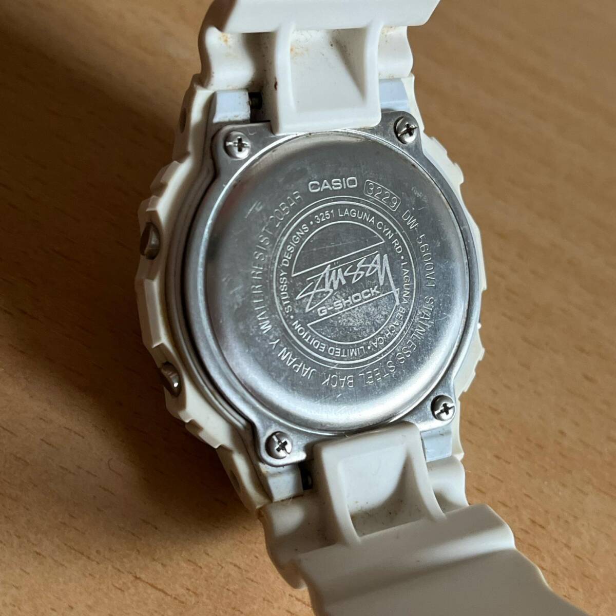 134-0672 CASIO カシオ G-SHOCK STUSSY コラボ メンズ腕時計 ラバーベルト クオーツ デジタル 白 ホワイト DW-5600VT 稼働品_画像7