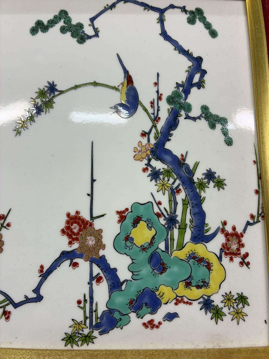 有田焼 景祥作 色鍋島 色絵松竹梅花鳥図 陶板 壁飾り 壁掛け 額装 陶板画 インテリア 陶額 古美術品_画像3