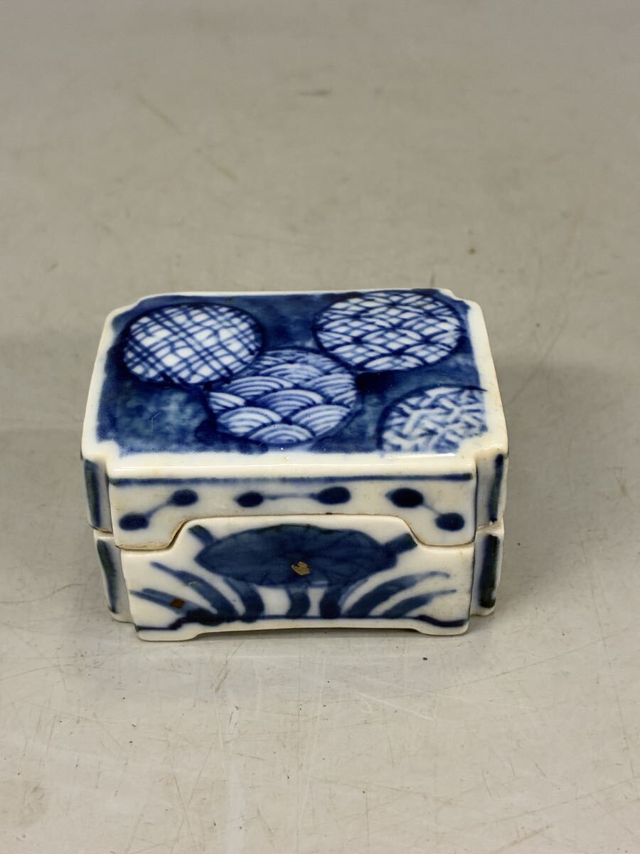 時代物 京焼 三浦竹泉造 青華 染付手毬文香合 香道具 蓋物 陶器 四方香合 平安竹泉 蓋裏に銘_画像1