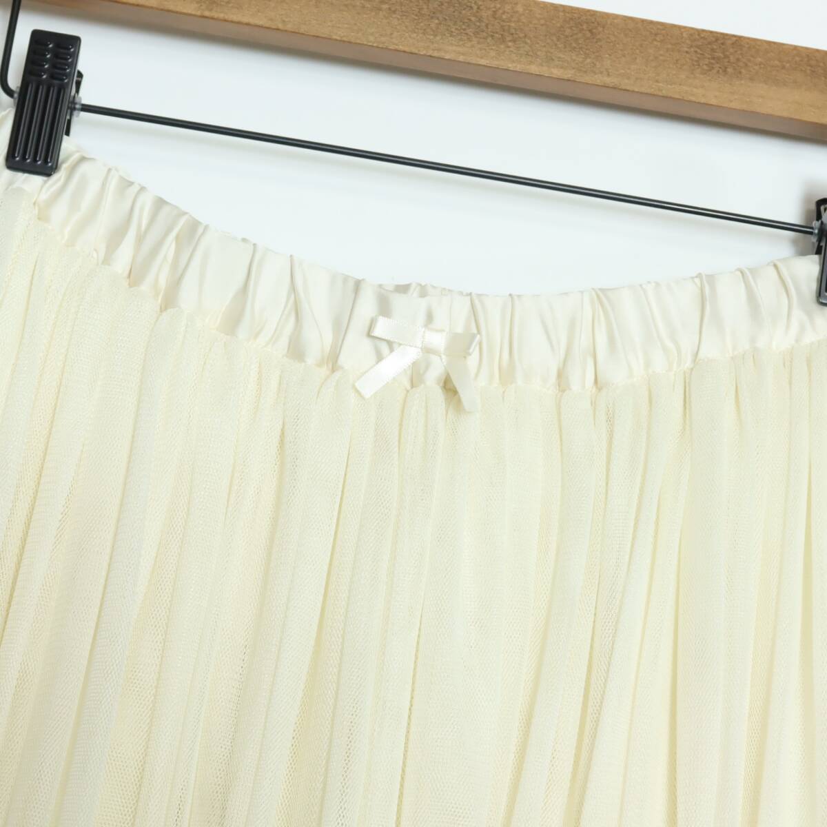 【美品】ギャラリービスコンティ★チュールが可愛いプリーツスカート♪ サイズ2 クリーム系 リボン z16151_画像2