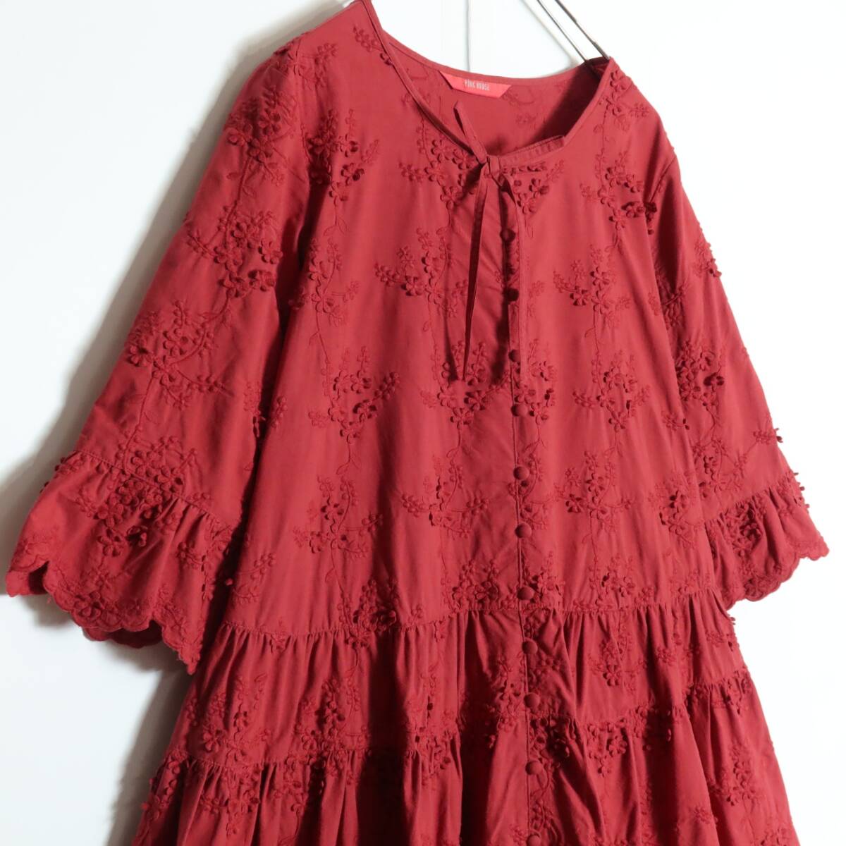 【美品】ピンクハウス★お花の総刺繍♪ワンピース 赤系 前開き スカラップ&リボン♪z16313_画像2