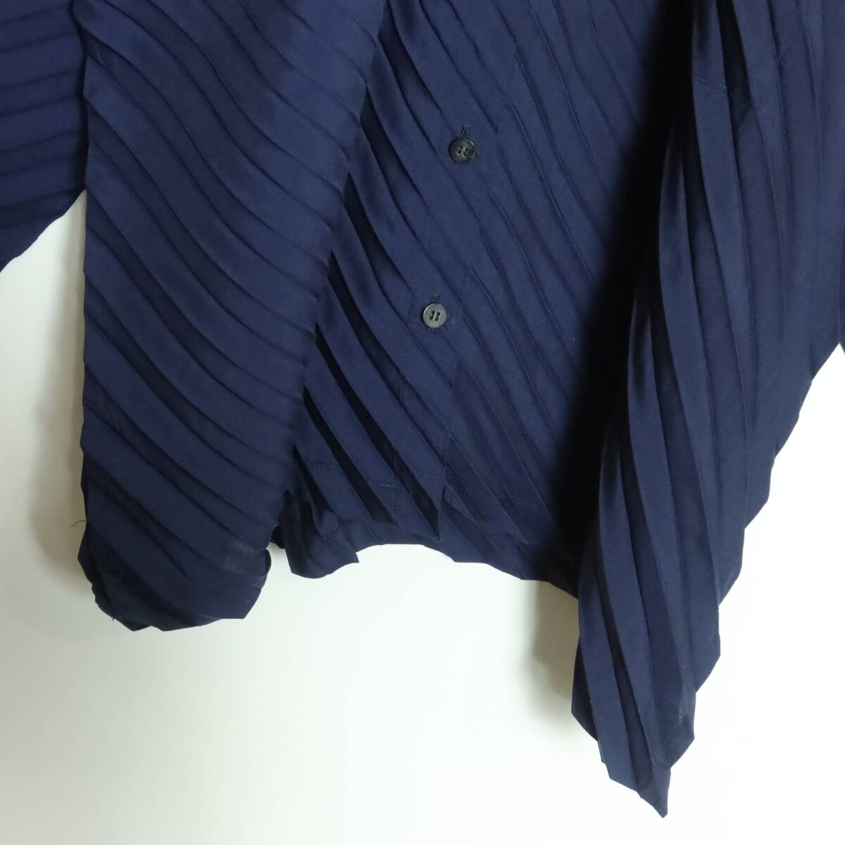 【美品】me ISSEY MIYAKE イッセイミヤケ★個性的でおしゃれ！ 斜めプリーツの長袖シャツ 紺系 z16468_画像3